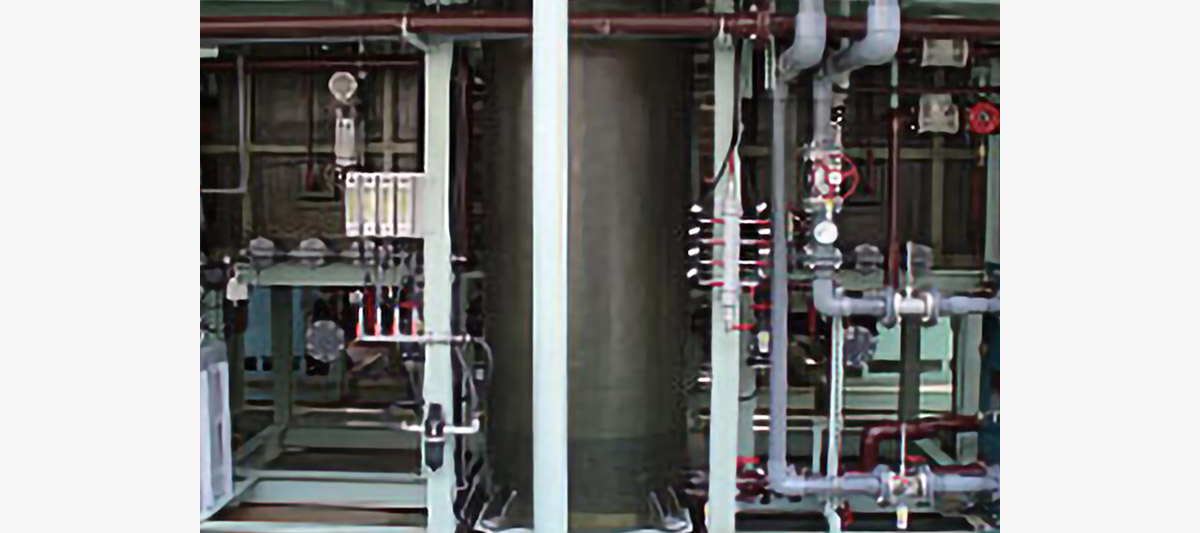 写真:電気分解プロセス(湿式法)設備